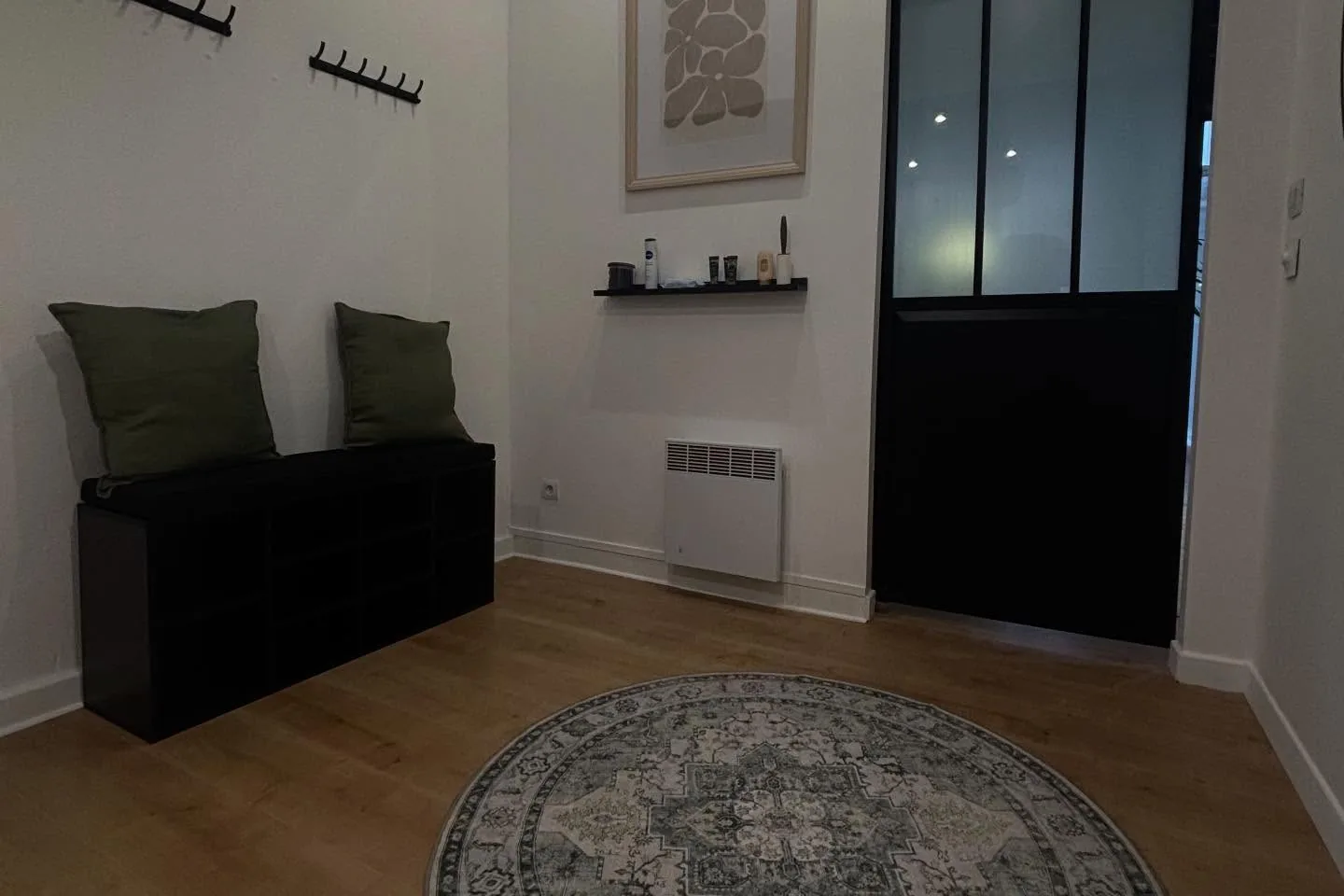 Le vestiaire et l’entrée du studio Noon Club