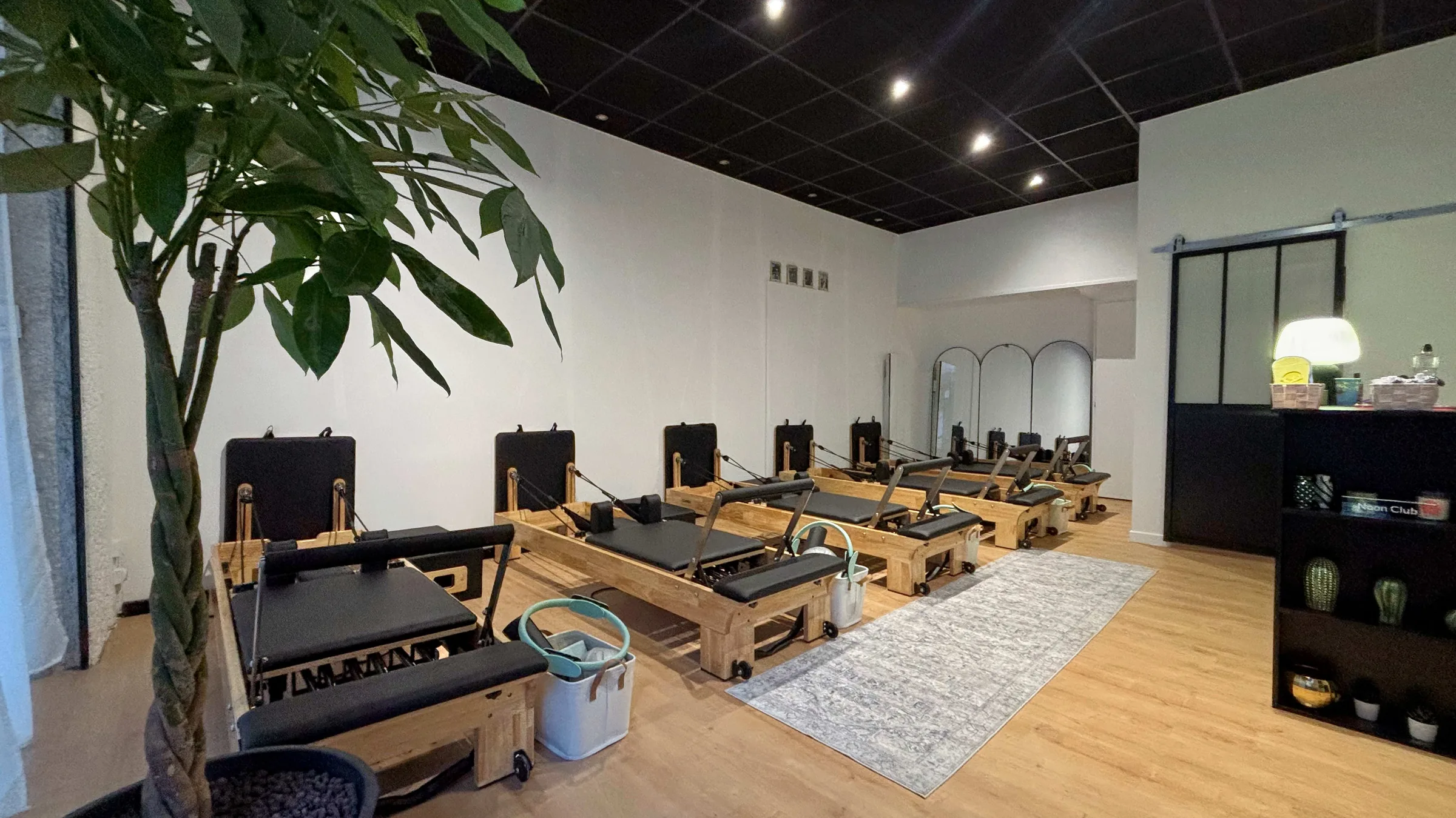 La salle du studio Noon Club avec ses cinq machines Reformer alignées