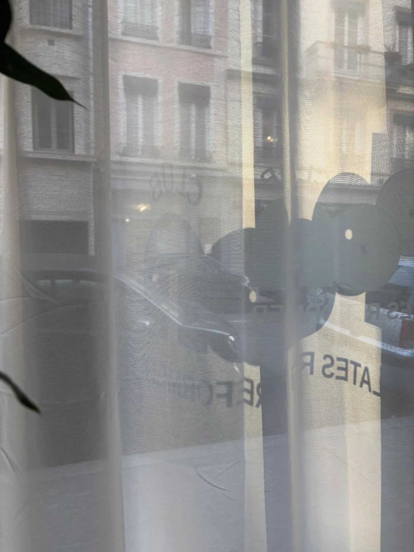 La vitrine du studio Noon Club rue Cuvier, vue de l’intérieur
