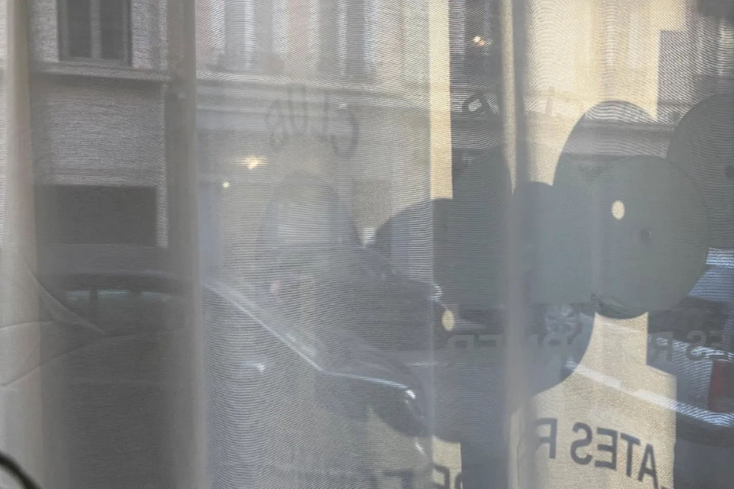 La vitrine du studio Noon Club rue Cuvier, vue depuis l’intérieur